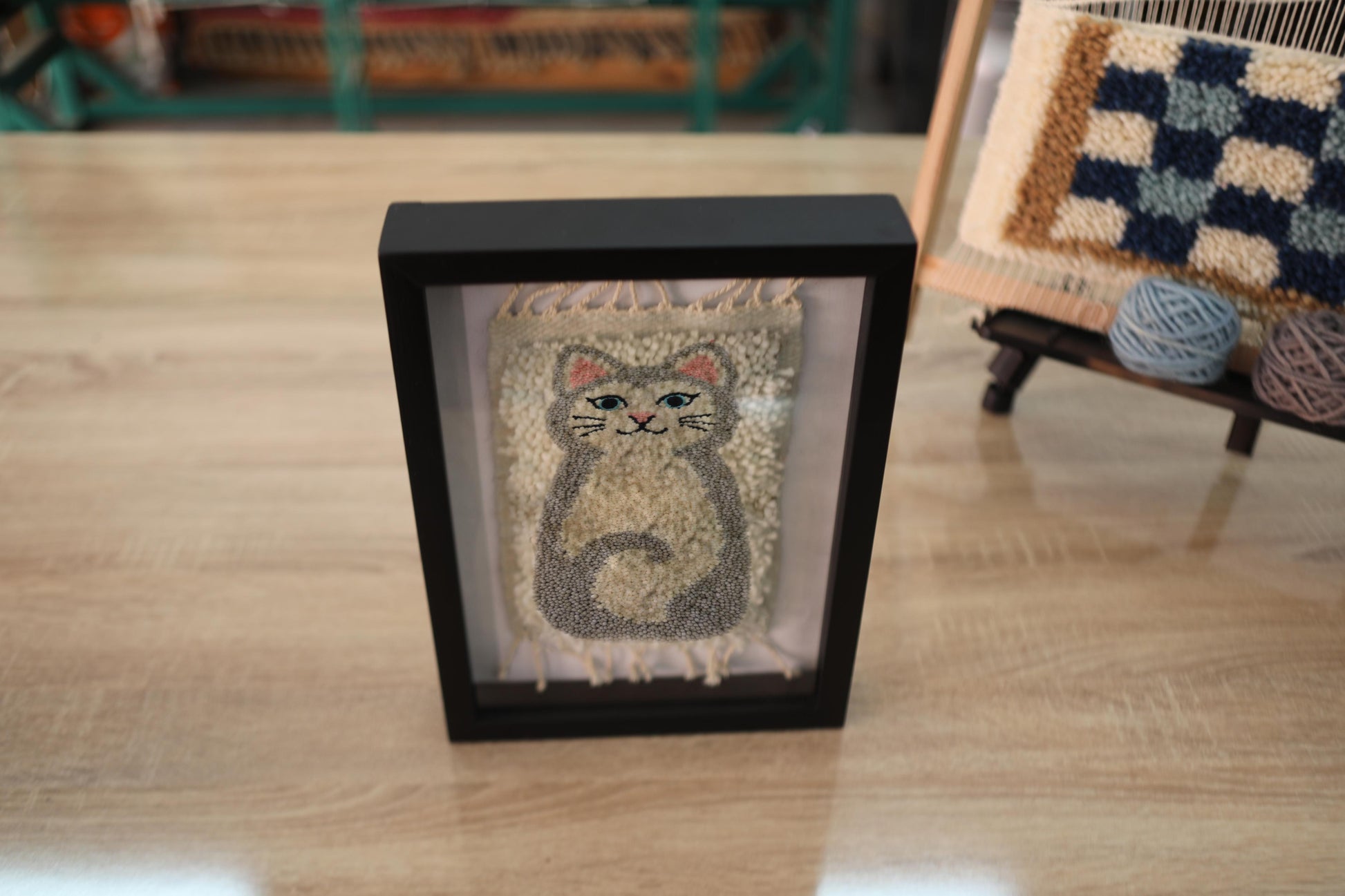 moroccan cat rug, hand knotted rug wall art, wool cat textile, cute cat framed decor, blue eye cat rug, curled tail rug art, handmade moroccan wall piece, knot by knot wool rug, 25x31 cm
